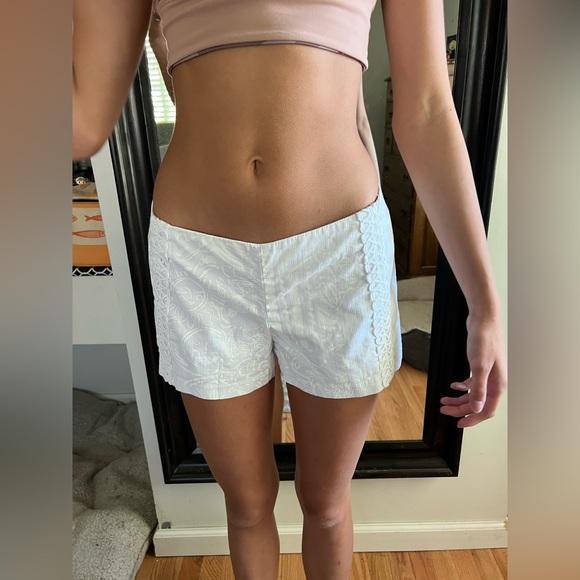 Lilly Pulitzer sz 2 white shorts w appliqué - Picture 2 of 8